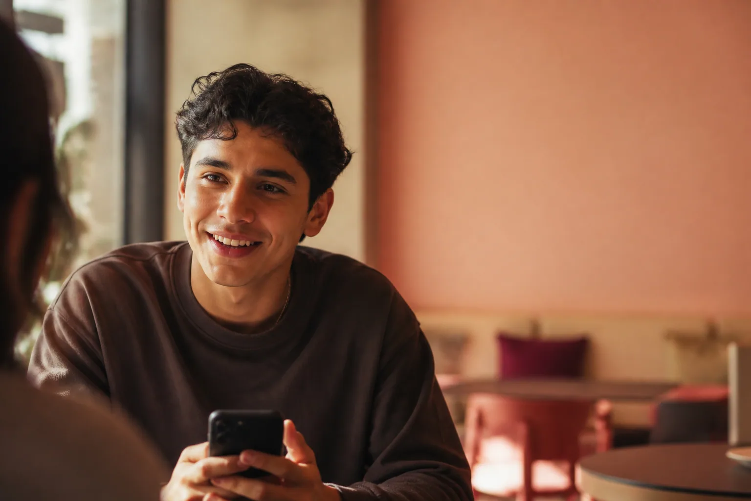 Joven conversando durante un momento de aprendizaje